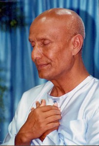 Sri Chinmoy meditál a spirituális szívre, mely gyakorlat vezetett meditációként is elérhető Malayával.